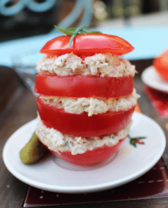 Recette de millefeuille de bacon, tomates, ail et fines herbes