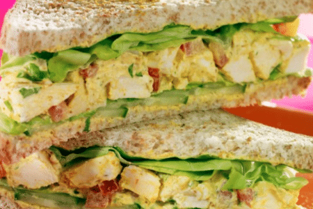 sandwich : légumes sautés, poulet et fêta