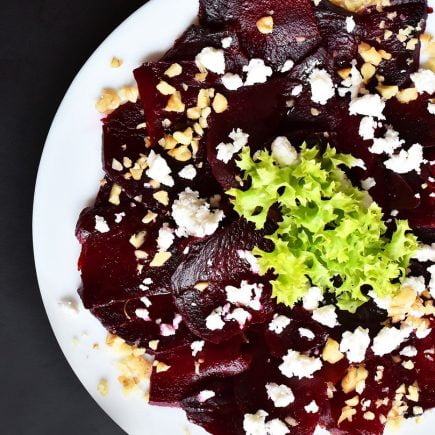 Carpaccio de betterave cuite au chèvre frais et graines de grenade