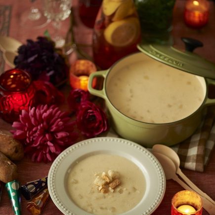 Crème Dubarry (velouté de chou-fleur) parsemé de jambon fumé et de noisettes concassées