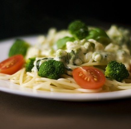 Pasta aux brocolis, tomates cerises et aux amandes