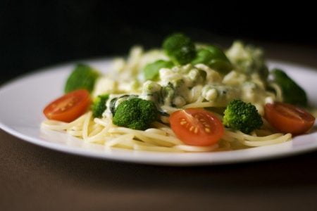 Pasta aux brocolis, tomates cerises et aux amandes