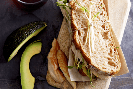 Sandwich à l’avocat et au poulet