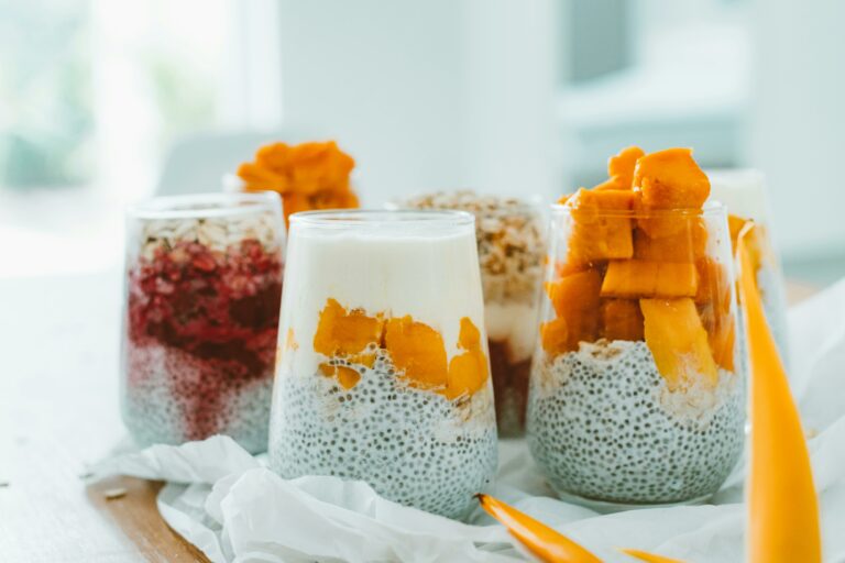 Chia pudding à la pêche et aux amandes